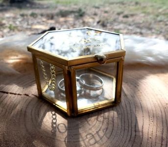 Porta Alianzas Boda, Cajita Alianzas de Boda Hexagonal Personalizada con Nombres y Fecha en Colores Brillantes, Porta Anillos, Porta Arras Original, Porta Alianzas con Musgo