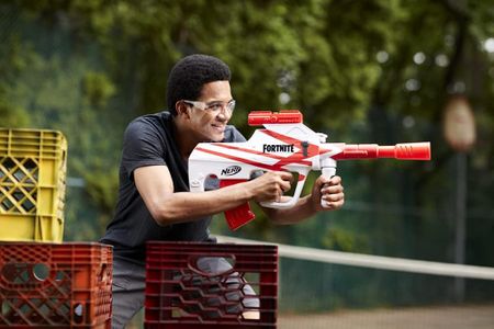 Nerf Fortnite B-AR Motorised Dart Blaster – 10-Dart, Converge Wrap
