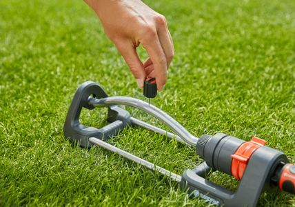 Gardena Aqua S Rectangular Lawn Sprinkler – 90–220m², 7–17m Range, Metal Filter