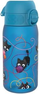 Ion8 Botella de Agua para Niños, 350ml, a Prueba de Fugas, Fácil de Abrir, Cerradura Segura, Apta para Lavavajillas, Sin BPA, Asa de Transporte, Fácil de Limpiar, Neutro en Carbono, Diseño Gatos