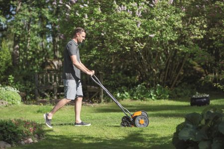 Fiskars StaySharp Plus Reel Mower – 43cm Blade-Free Cylinder Lawnmower