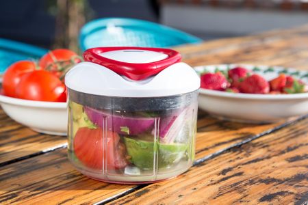 Zyliss Easy Pull Manual Food Processor, 750ml – Handheld Chopper, White/Red, Dishwasher Safe