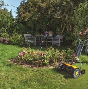 Fiskars StaySharp Plus Reel Mower – 43cm Blade-Free Cylinder Lawnmower