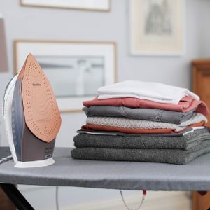 Breville DiamondXpress Steam Iron – 3100W, Diamond Ceramic Soleplate, 400ml Tank, White/Rose Gold