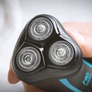 Remington R6 Aqua Electric Shaver – Wet & Dry Cordless Razor
