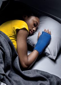 FUTURO Night Wrist Support Brace – Adjustable Splint for Pain Relief