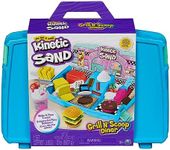 Kinetic Sand Grill N’ Scoop Diner, 2lbs of Yellow, Pink, White Brown & Green Play Sand, 27 Kitchen Tools, Folding Sandbox Storage, Sensory Toys for Kids Ages 5+