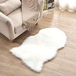 FAMI Faux Fur Sheepskin Style Rug，Faux Fleece Chair Cover Seat Pad Soft Fluffy Shaggy Area Rugs for Bedroom Sofa Floor (60x90cm, White)