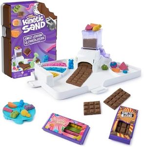 Kinetic Sand, Sweet Station with 1lb Moldable Play Sand, Candy Bar Storage Case and 8 Tools and Molds, Play Food-Themed and Arts and Crafts Sensory Toys for Kids Ages 5 and up
