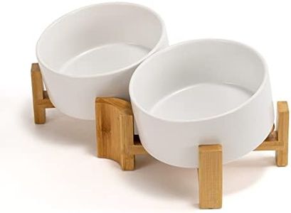 SPUNKYJUNKY Tazón de Cerámica Inclinado 15° para Perros y Gatos con Soporte de Madera Comedero y Bebedero Antideslizante para Perros y Gatos de Cara Plana & Pequeños y Medianos 850ml Blanco × 2