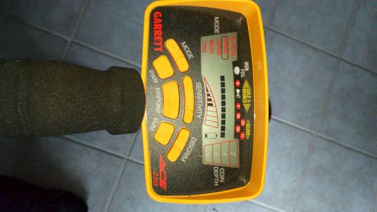 Garrett Ace 250 Metal Detector – Lightweight, All-Terrain