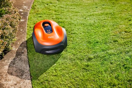 Flymo UltraLife 600 Robotic Lawnmower – Smart Wireless, Cut-to-Edge for Medium Lawns