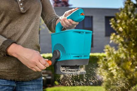 Gardena Hand-Held Spreader M – Fertiliser, Seed & Salt, 1-4m Width, 100m²