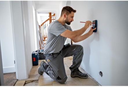 BOSCH Wall Scanner & Stud Finder – Detects Wood, Metal, Live Wires, Includes Batteries