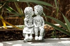 Garden Mile White Stone Effect Kissing Kids on Bench Garden Statue - Boy and Girl Outdoor Garden Ornaments, Decorative Resin Crafted Garden Sculpture for Patio, Flowerbeds, Pond, Lawn (28cm Tall)