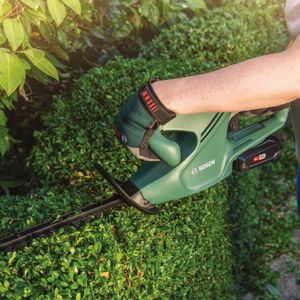 Bosch Cordless Hedge Cutter EasyHedgeCut 18-45 – Lightweight 45cm Blade