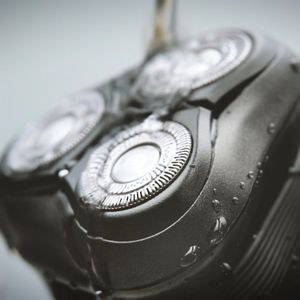 Remington R6 Aqua Electric Shaver – Wet & Dry Cordless Razor