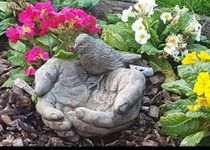 STONE GARDEN BIRD IN HAND BIRD BATH FEEDER GIFT DETAILED CONCRETE ORNAMENT