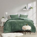 Intelligent Design Queen Comfoter Set, Cozy Plush Bedding Set, Microfiber Reverse, 3 Piece, Lightweight Ribbed Velvet Comforter and 2 Shams, All Season Fluffy Bed Set, Avril, Full/Queen Green