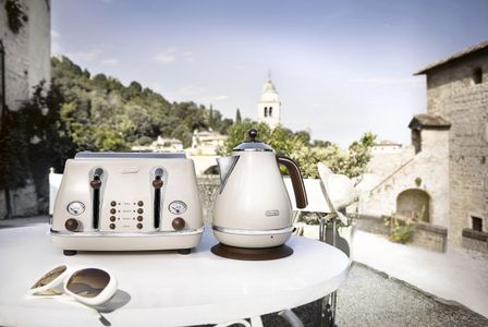 DeLonghi Icona Electric Kettle, Pastel Cream – Retro Style