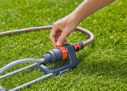 Gardena Aqua S Rectangular Lawn Sprinkler – 90–220m², 7–17m Range, Metal Filter
