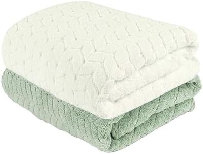 MAXOSHINE Microfiber Towels for Bath-Soft Coral Fleece Towel with Hook Quick Dry Super Absorbent-Bath Towel for Men and Women-70 x 140 cm (Green/White, Pack of 2)