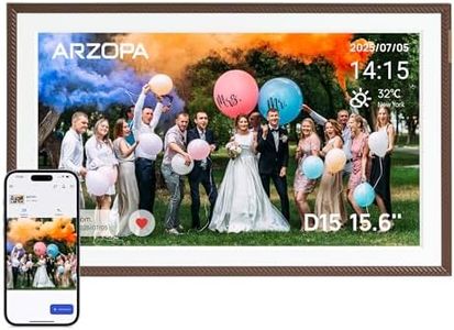 ARZOPA Digitaler Bilderrahmen Groß 15,6 Zoll Kostenlos Unbegrenzter Cloud-Speicher Sofortige Fernübertragung Fotos Videos FHD Touchscreen Elektronischer Bilderrahmen Geschenk für Feiertage - D15 Braun
