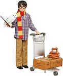 Mattel Harry Potter GXW31 Peron 9 3/4 Doll (10-inch), w Ubraniu Podróżnym z Hedwig, Bagażem i Akcesoriami, Wielokolorowy