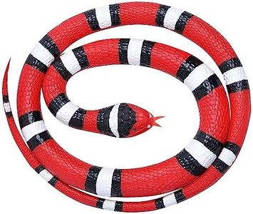 Wild Republic Rubber Snake Escarlata, Serpiente de Goma de Juguete, Serpiente de Broma, Regalo para Niños, Juegos Infantiles Educativos, Muñecos para Regalar, 117 cm