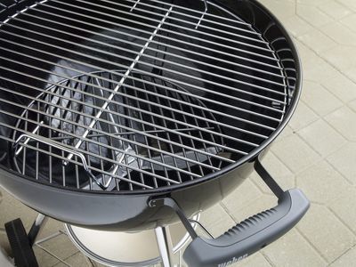Weber Classic Kettle Charcoal Barbecue, 57cm – Porcelain-Enamelled, One-Touch Cleaning, Lid Thermometer, Black