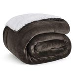 Bedsure Sherpa Fleece Throw Blanket - Fluffy Microfiber Solid Blankets for Bed and Couch Double/Twin Size, Brown, 150x200cm