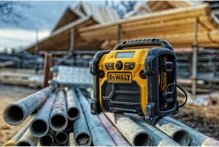DEWALT XR Compact FM/DAB Site Radio – Portable, 24 x 24.5 cm, 2.8 kg