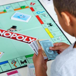 Hasbro Monopoly Classic Board Game – Family Game Night Essential