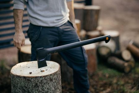 Fiskars Splitting Axe – Black/Orange, Heavy-Duty Wood Chopper