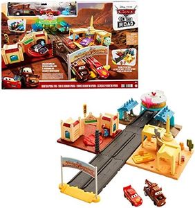 Disney Cars Disney and Pixar Cars Toys, Playset with 2 Toy Cars, On The Road Radiator Springs Tour with Light-Up Countdown, Lightning McQueen and Mater