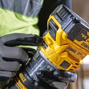DeWalt 18V XR Cordless Router – Compact Handheld Power Tool