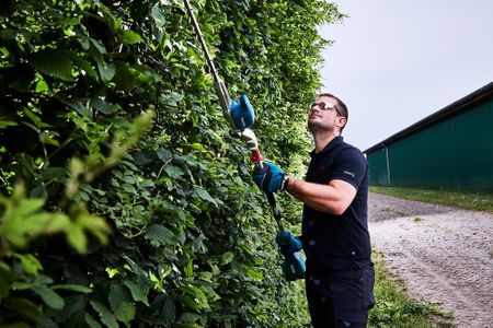 Makita 18V Brushless Pole Hedge Trimmer – Cordless Garden Tool