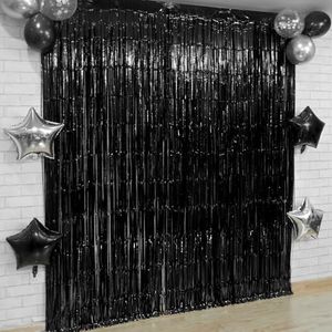 KatchOn, Telón de fondo de flecos negros XtraLarge de 6.4 x 8 pies, paquete de 2, telón de fondo de oropel negro para decoraciones de fiesta negra, cortina de flecos de aluminio negro para