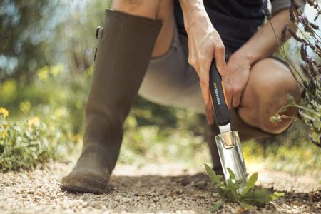 Fiskars Xact Extractor Tool – 39.6cm Garden Weed Remover