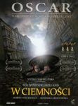 W ciemności z płytą DVD