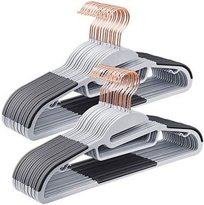 SONGMICS 30 Perchas para Abrigos, Plástica de Trajes, Apertura en S, Antideslizante, Ahorra Espacio, 0,5 cm Grosor, Gancho de Oro Rosa de 360°, 41,5 cm Ancho, Gris Claro y Gris Oscuro CRP43G30
