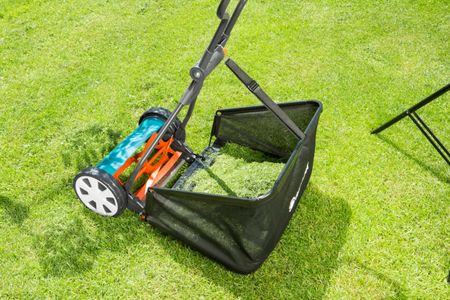 Gardena Classic Manual Cylinder Lawn Mower 33cm – Low-Noise, Precision Steel Blades