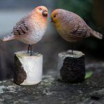 Pelle & Sol Set of 2 Robins on Log - Resin Birds Garden Ornaments Realistic Robins Figurines, Highly Detailed Garden Decor Statue for Christmas Decoration Indoor Outdoor