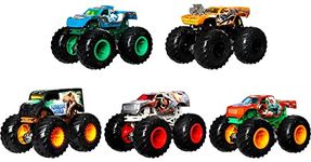 Hot Wheels Monster Trucks Jurassic World Bundle, 5 1:64 Scale Trucks Inspired by The Dinosaurs in Jurassic World Dominion, Toy for Kids 3 Years Old & Older