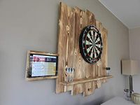 WDS Darts Sports Wooden Dartboard Surround, Premium Dart Wall Protection & Tablet Holder, Powered by “Maximiser” Max Hopp (Catch Ring, Dart Border), Burned look, Universell: Tablets ab 10 Zoll